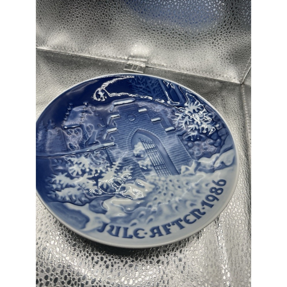 Bing Grondahl Christmas Plate Jule 1986 Silent Night Brick Gate Church Snow Xmas